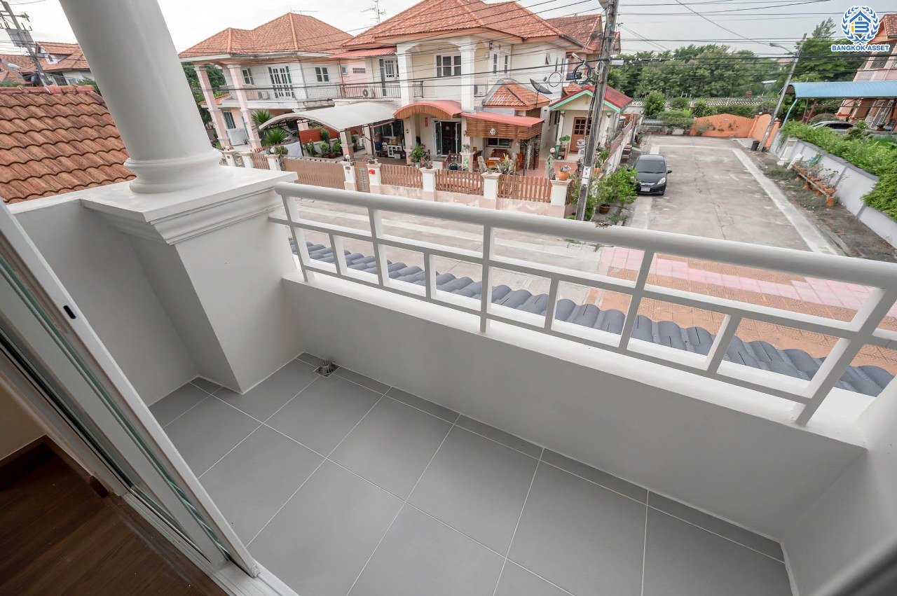 บ้านมือสองตกแต่งใหม่ โครงการ นาราภิรมย์ พุทธมณฑลสาย3 ตกแต่งหรูหรา เนื้อที่ 100 ตร.ว. พื้นที่ใช้สอย 218.73 ตร.ม. ฟังก์ชัน 3 ห้องนอน 4 ห้องน้ำ 1 ห้องแม่บ้าน จอดรถได้ 2 คัน บนทำเลเชื่อมต่อเมือง ใกล้เซ็นทรัลศาลายา, เดอะมอลล์บางแค และทางคู่ขนานลอยฟ้าบรมราชชนนี รายล้อมด้วยสิ่งอำนวยความสะดวกครบ